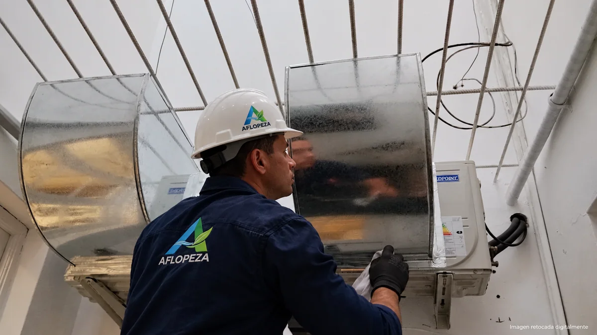 Fotografía retocada de un técnico frente a dos ductos de desfogue de aire caliente