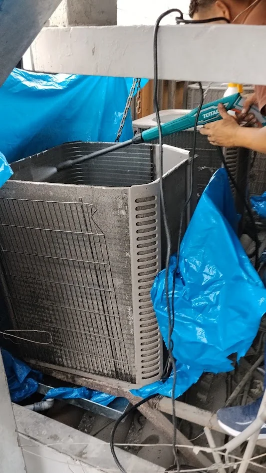 Limpieza de un equipo exterior con protección del área de trabajo