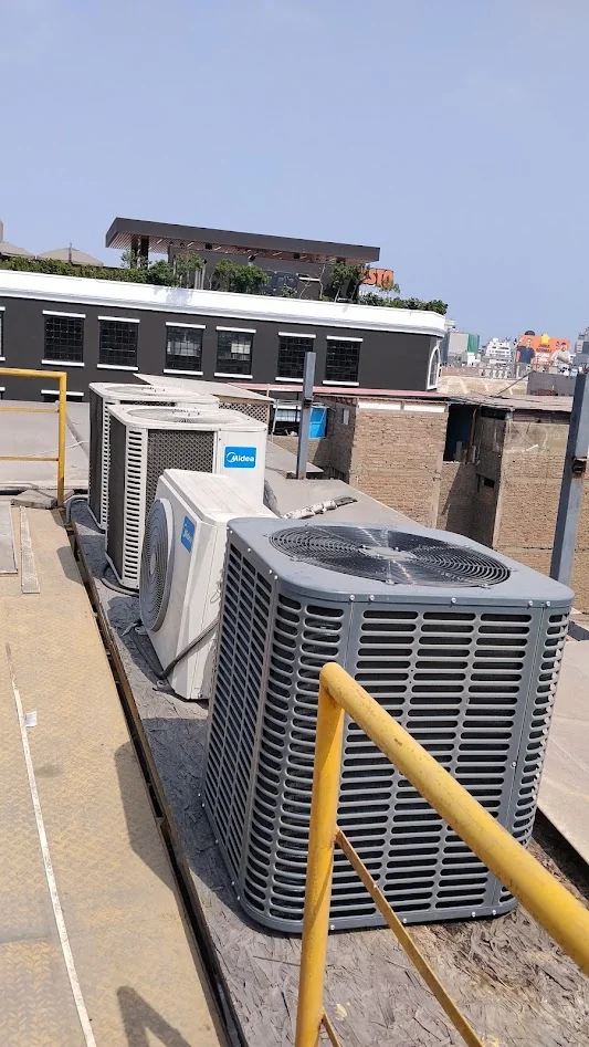 Equipos exteriores de aire acondicionado en una azotea